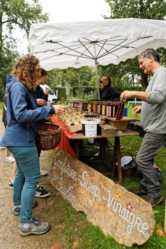 Visiteurs devant un stand de la Fête des confitures