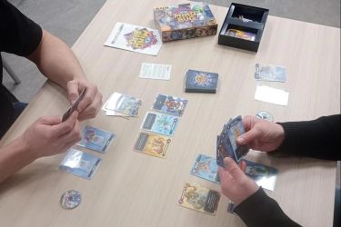 Joueurs pendant une partie de jeu de société