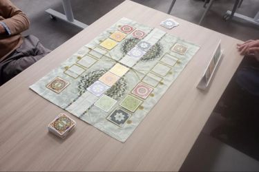 Joueurs pendant une partie de jeu de société