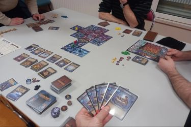Joueurs pendant une partie de jeu de société